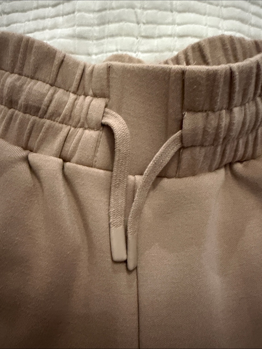 Varley Keely High rise short 4 inch size medium in a beige mocha color - Picture 4 of 15